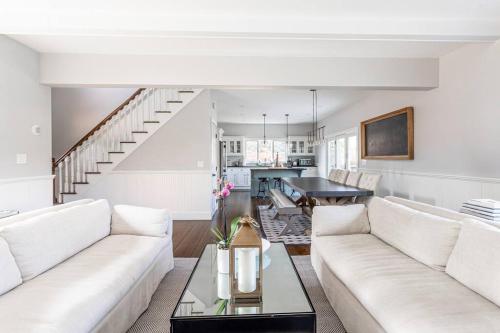 Stunning Farmhouse with Heated pool in NoFo by winery in Aquebogue, USA