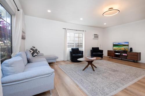 Modern 1BD Apartment in Prime Location image