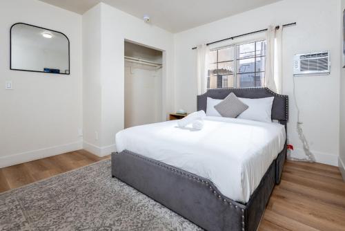 Modern 1BD Apartment in Prime Location