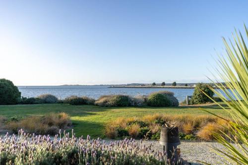 Stargazers Waterfront Hot tub Cottage Tasmania