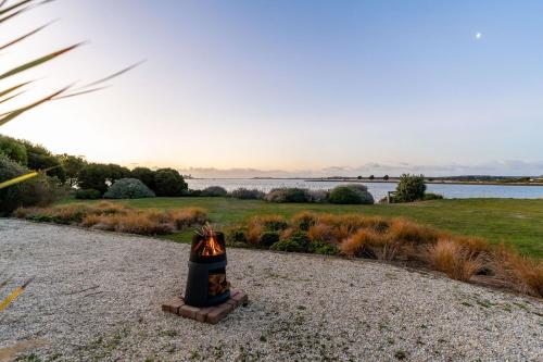 Stargazers Waterfront Hot tub Cottage Tasmania