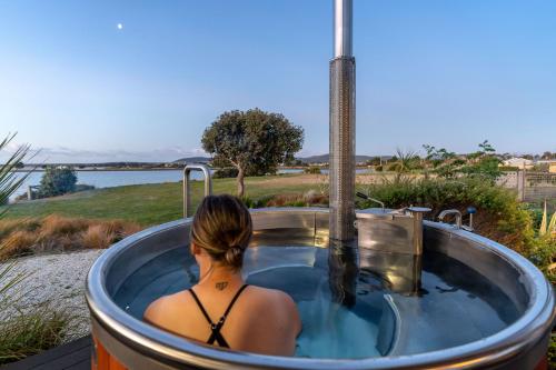 Stargazers Waterfront Hot tub Cottage Tasmania