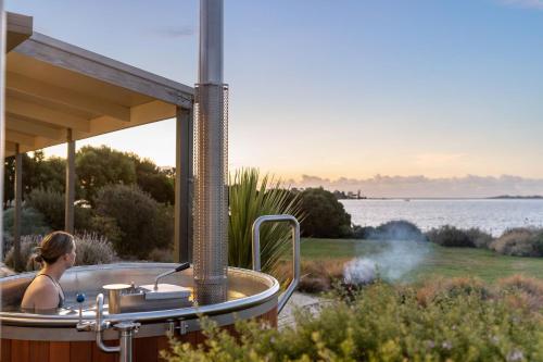 Stargazers Waterfront Hot tub Cottage Tasmania