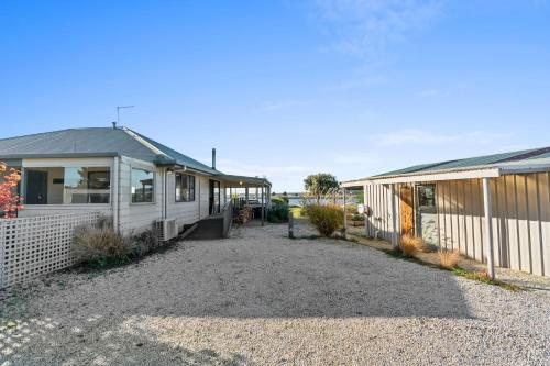 Stargazers Waterfront Hot tub Cottage Tasmania