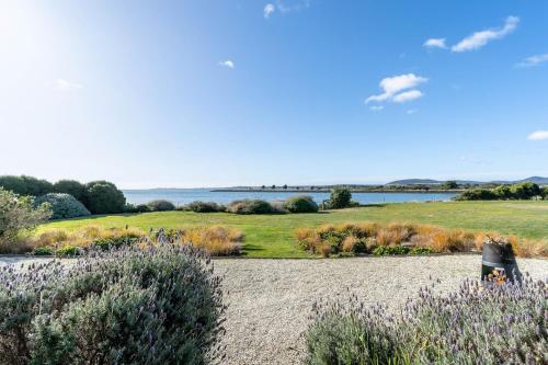 Stargazers Waterfront Hot tub Cottage Tasmania