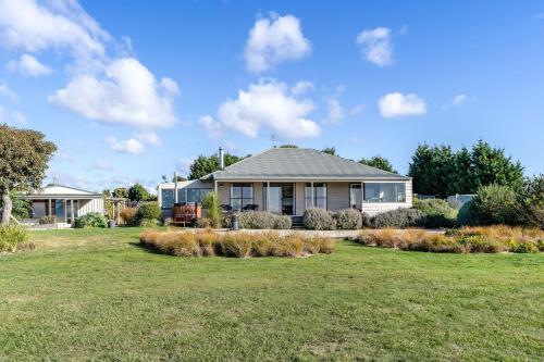 Stargazers Waterfront Hot tub Cottage Tasmania