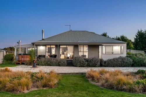 Stargazers Waterfront Hot tub Cottage Tasmania