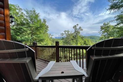 Summit Up - Romantic Private Cabin | Hot Tub | Mtn Views, Pets, Севьервилл (фото 2)