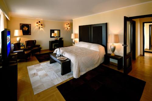 1 king bed, 1 sofa bed
