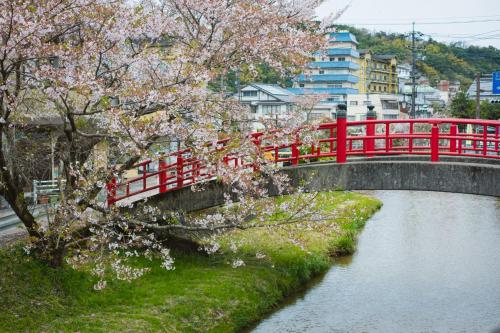 川の灯