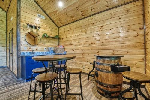 Adventure Retreat/Cabin/Pool+Hot Tub/Game Room+Theater in Sevierville, USA