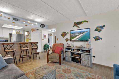 Relaxed Island Escape with Pool and Hot Tub Access