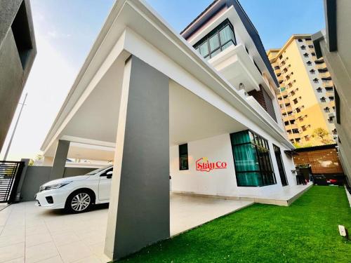 Cozy Family Escape by StayCo - Pool, KTV, Outdoor Cinema & JACUZZI - Just 2 mins to Beach in Penang