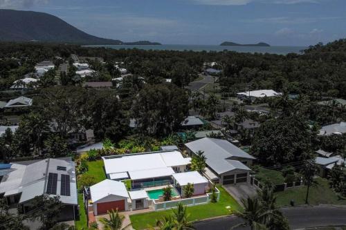 Trinity Beach Stunner - Tropical Entertainer