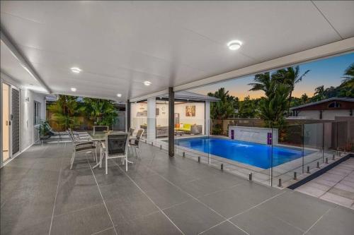 Trinity Beach Stunner - Tropical Entertainer