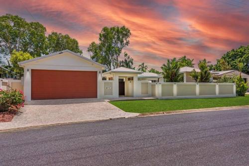 Trinity Beach Stunner - Tropical Entertainer