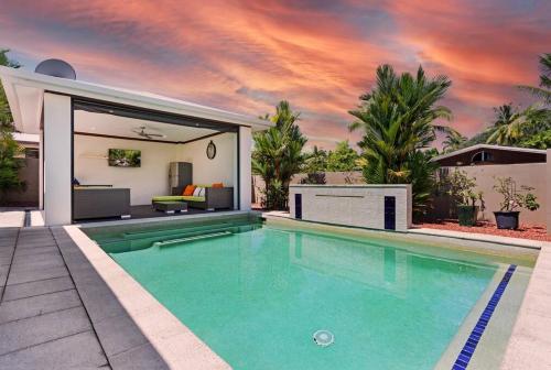 Trinity Beach Stunner - Tropical Entertainer