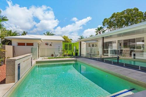 Trinity Beach Stunner - Tropical Entertainer