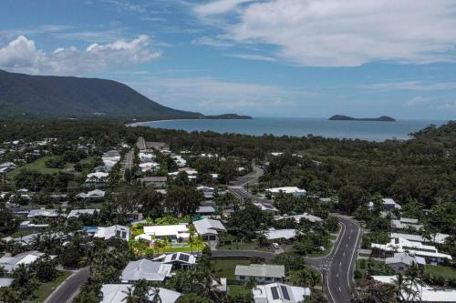 Trinity Beach Stunner - Tropical Entertainer