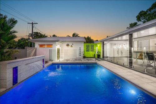 Trinity Beach Stunner - Tropical Entertainer