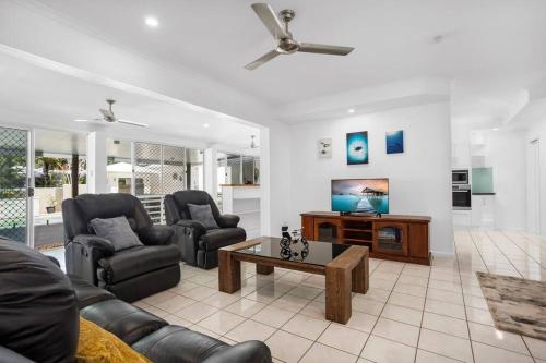 Trinity Beach Stunner - Tropical Entertainer