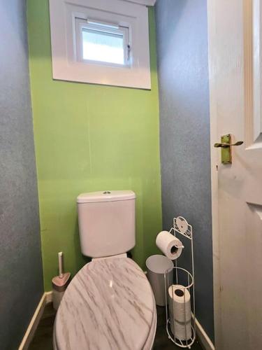 4 bed house by Sensational Stay - image 3