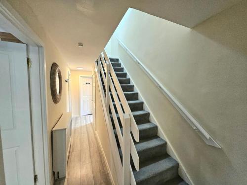 4 bed house by Sensational Stay - image 7