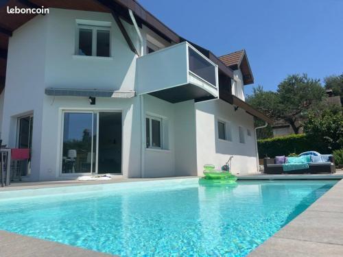 Villa avec piscine à 5 minutes du lac