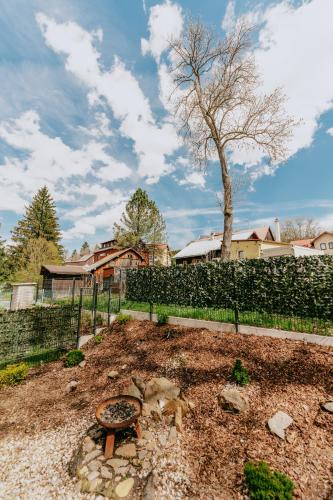 حديقة, Apartmán v centru Železné Rudy se zahrádkou (Apartman v centru Zelezne Rudy se zahradkou) in زيلينزا رودا