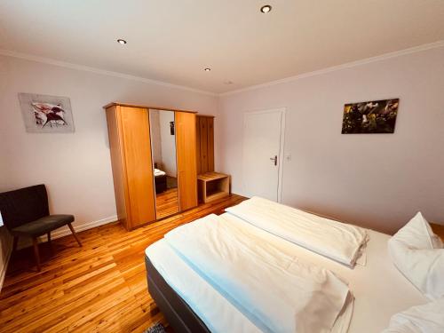 2 bedrooms, 3 beds