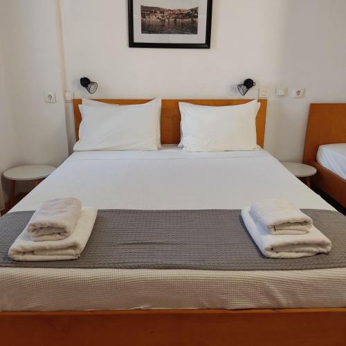 1 double bed, 1 twin bed