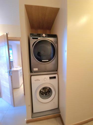 London Luxury 2 Bedroom Flat Sleeps 8 free parking