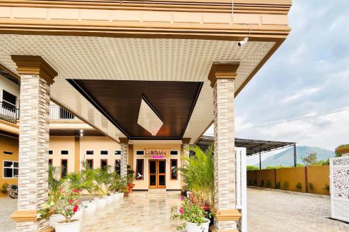 Exterior view, RedDoorz @ Gunari Guest House Merek Karo in Merek
