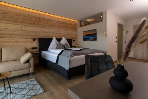1 queen bed, 1 sofa bed