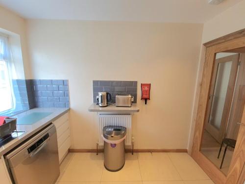 London Luxury 2 Bedroom Flat Sleeps 8 free parking