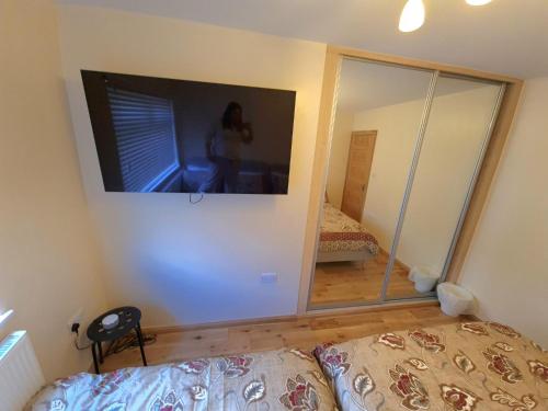 London Luxury 2 Bedroom Flat Sleeps 8 free parking