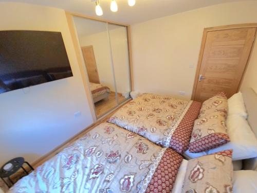 London Luxury 2 Bedroom Flat Sleeps 8 free parking