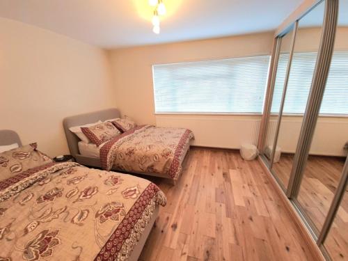 London Luxury 2 Bedroom Flat Sleeps 8 free parking