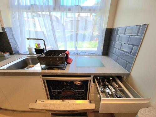 London Luxury 2 Bedroom Flat Sleeps 8 free parking