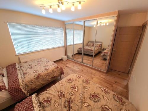 London Luxury 2 Bedroom Flat Sleeps 8 free parking