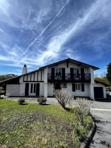 Villa basque, plage à 8min à pied, jardin, parking - Location, gîte - Bidart