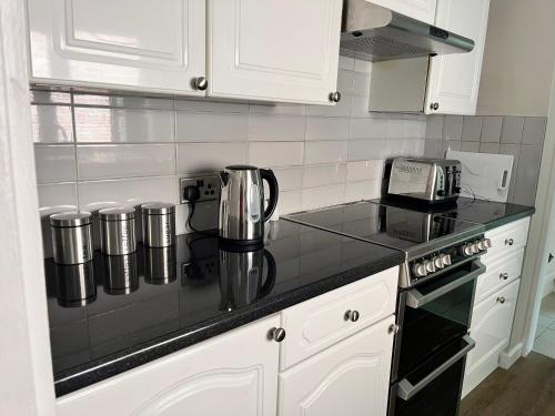 4 bedroom, sleeps 8, 30 seconds from beach, games table, The Mumbles (foto 6)