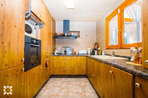 Konyha, Villa Casa Cansala by Abahana Villas in La Sabatera