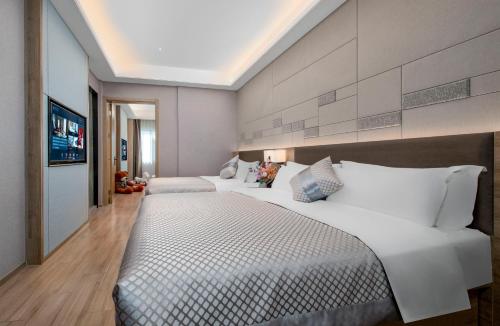 1 double bed, 1 twin bed