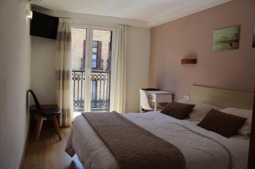 Double Room with Balcony image 10