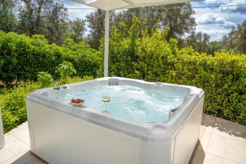 Trullo dei Sogni con Piscina e Jacuzzi Trullo dei Sogni con Piscina e Jacuzzi