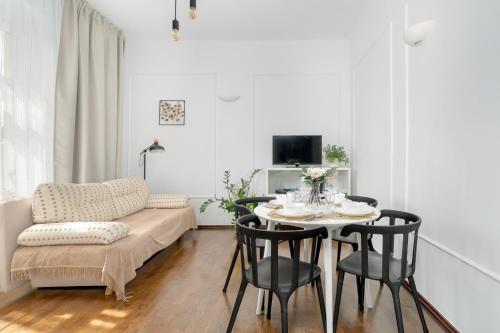 Przytulny i Klimatyczny Apartament na Parterze z Parkingiem w Poznaniu by Renters - Apartment - Poznań