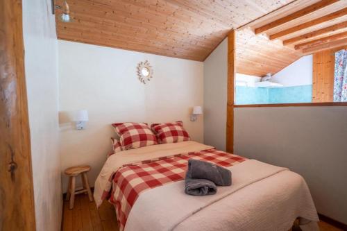 1 double bed, 1 twin bed