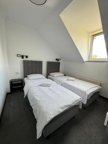 2 twin beds