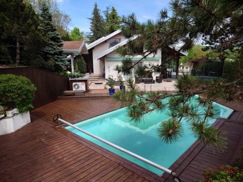 Large villa with pool and views, closeby Annecy lake